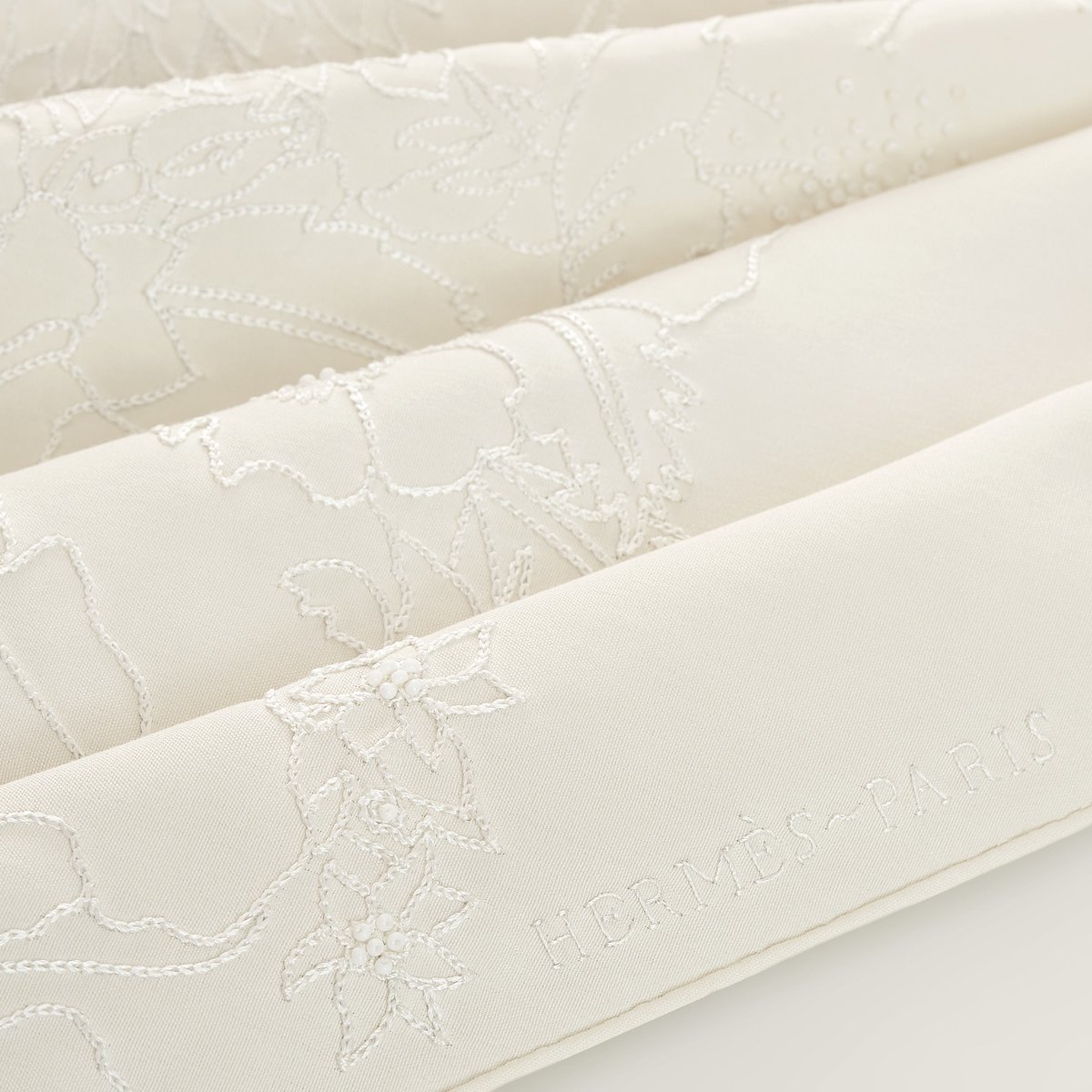 Ivoire Robe Legere Embroidered Giant Triangle