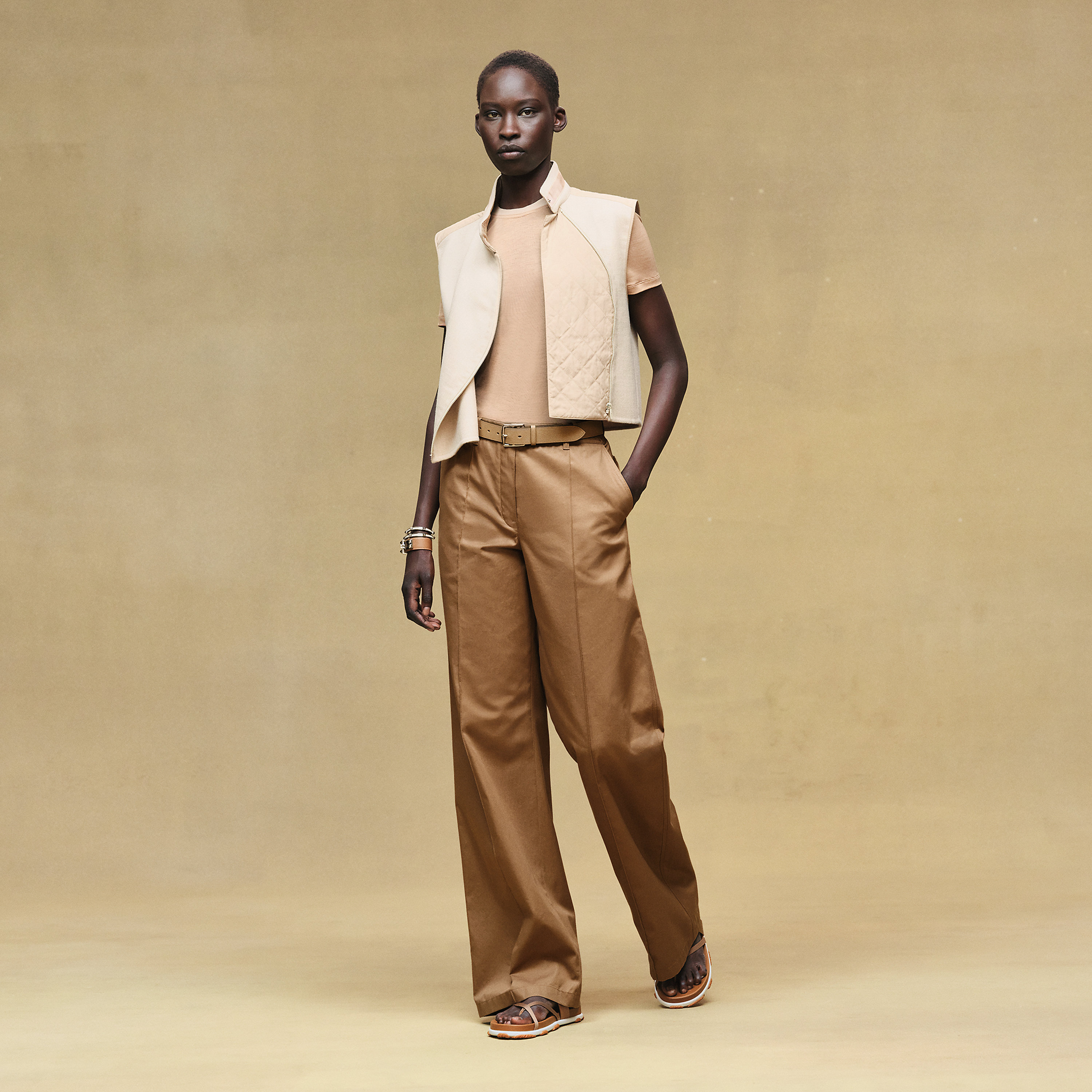 Mixed materials sleeveless jacket