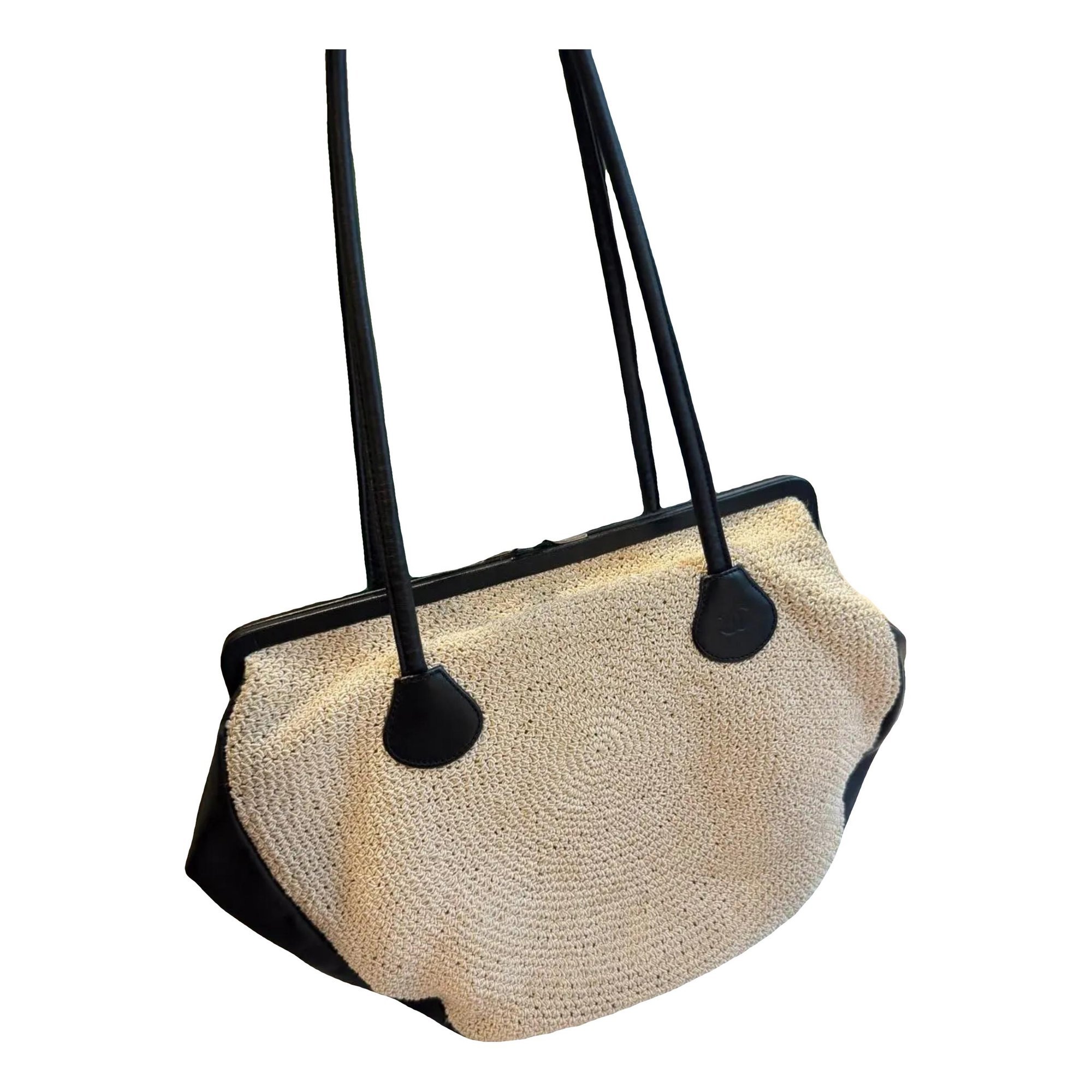 Médaillon leather handbag