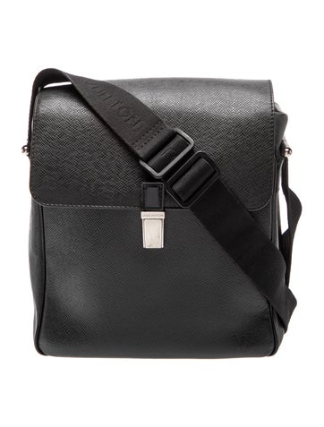 Taiga Leather Messenger Bag Medium
