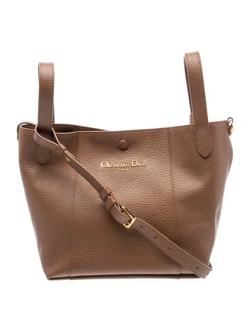 Leather Signature Bucket Medium 2025