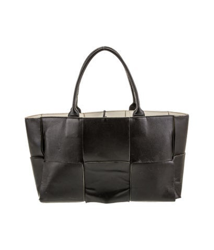 Bottega Veneta Veneta Leather Arco Medium