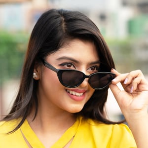 Triangular Retro Small Frame Cat Eye Sunglasses - Black (240034)