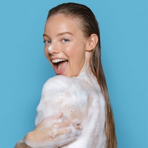 St. Ives Sea Salt & Pacific Kelp Exfoliating Body Wash 473ml •