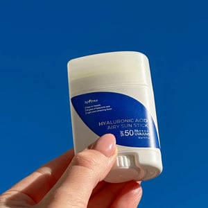 Isntree Hyaluronic Acid Airy Sun Stick 22g - SPF50+ PA++++ •