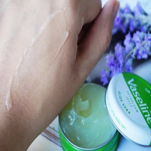 Vaseline Lip Therapy Lip Balm 20g - Aloe •