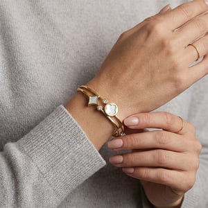Luxurious Design Bracelet For Women - White Alhambra Diamond