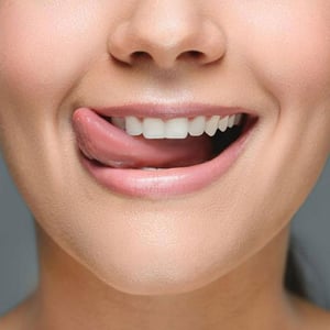 Beauty Formulas Charcoal Whitening Toothpaste 100ml + Beauty Formulas Toothbrush