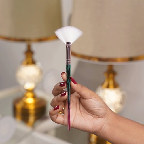 Fan Makeup Cosmetic Brush