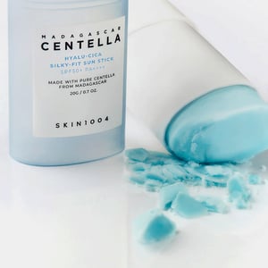 SKIN1004 Madagascar Centella Hyalu Cica Silky fit Sun Stick 20g SPF50+ PA++++ •
