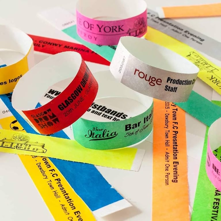 צמידי נייר צבעוניים עם כיתוב שחור