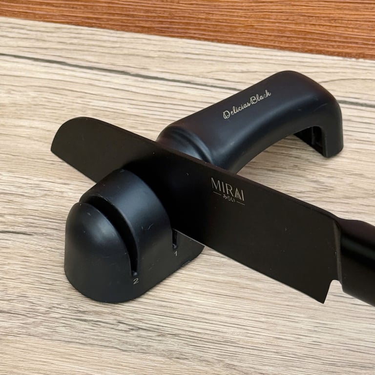 Dụng cụ mài dao 2 cấp độ cao cấp DELICIAS Black Nhật Bản