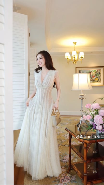 Trân Ali - Váy kem cổ V ren lưới - 2 size S M