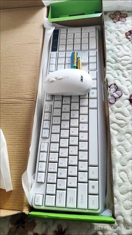 Bàn phím không dây  + chuột k dây của hãng ACER .