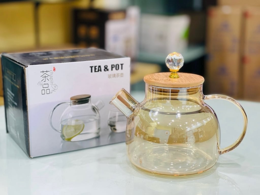 Bình này là thuỷ tinh chịu nhiệt, đun đc trên bếp.