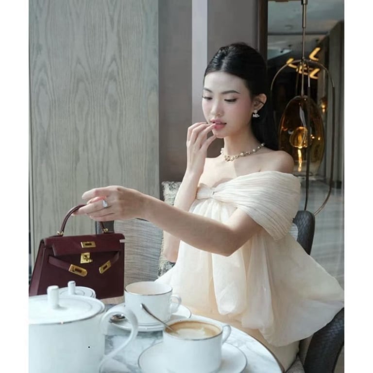 Sét Áo Tơ Trễ Vai Kèm Chân Váy Chữ A Dáng Ngắn Tiểu Thư Jenlly