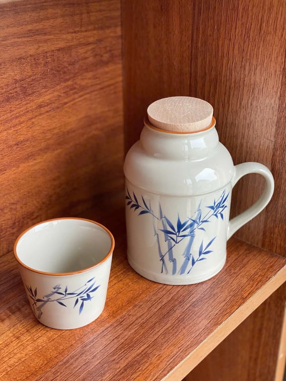 Bộ gồm 1 bình nước 460ml có nút kín miệng và 1 chén nhỏ 110ml