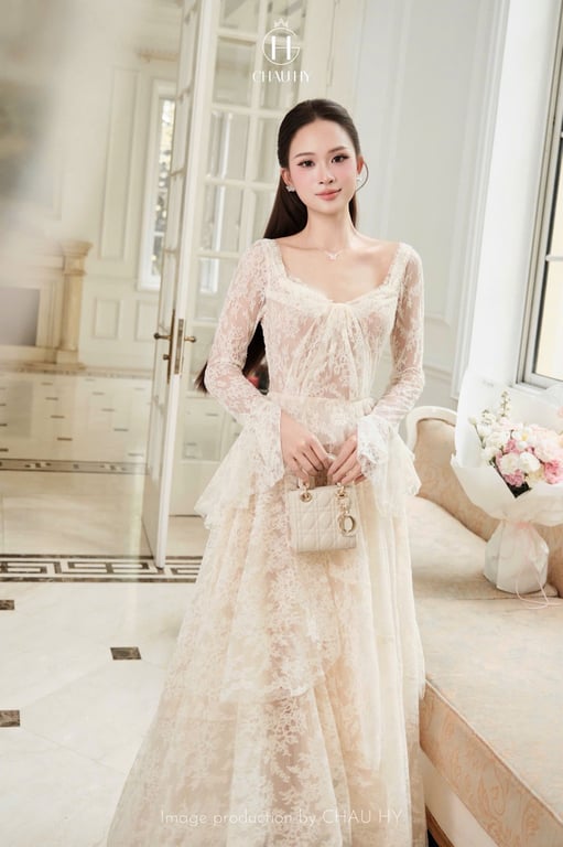 Đầm ren tay dài loe