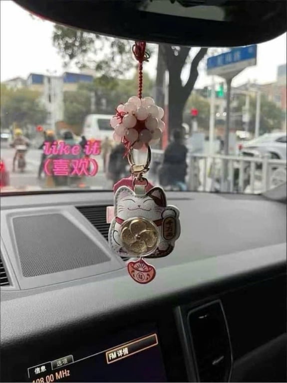 MÓC KHÓA 𝐌𝐄̀𝐎 𝐓𝐇𝐀̂̀𝐍 𝐓𝐀̀𝐈 ÔM VÀNG 𝐗𝐎𝐀𝐘 𝐂𝐇𝐔𝐘𝐄̂̉𝐍 𝐕𝐀̣̂𝐍 𝐇𝐀̣𝐍