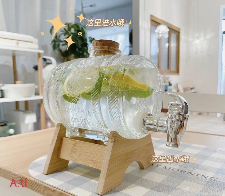 BÌNH THUỶ TINH ĐỰNG RƯỢU, ĐỰNG NƯỚC CÓ VÒI KÈM KỆ GỖ
