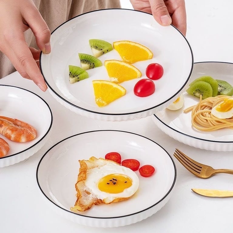 Đĩa sứ trắng sâu lòng, miệng viền đen sang trọng