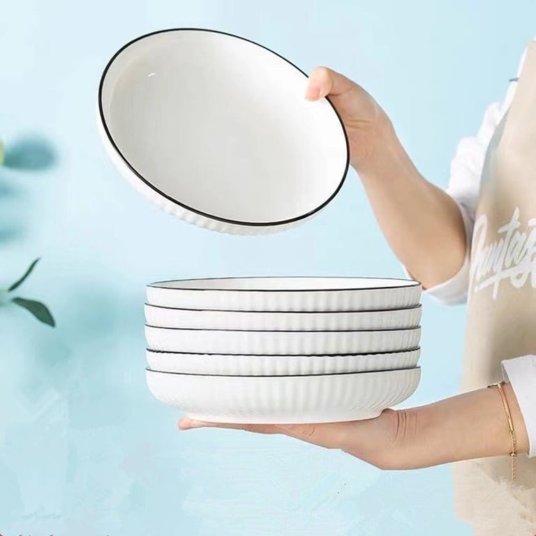 Đĩa sứ trắng sâu lòng, miệng viền đen sang trọng