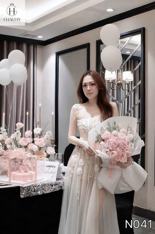 N041 - váy cúp đính hoa trắng
