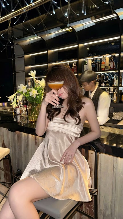 Váy lụa dáng ngắn be