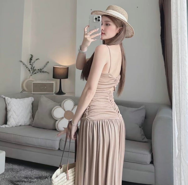 Váy 2 dây khoét lưng