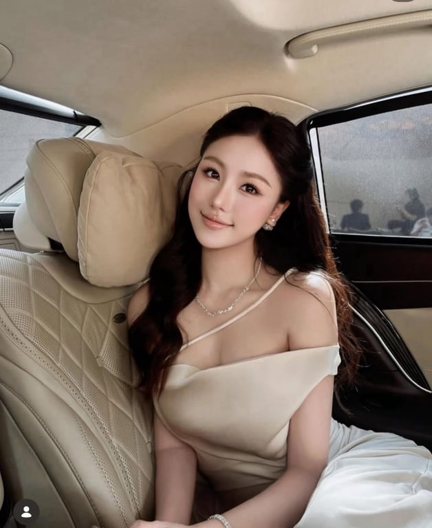 Váy lụa kem be trễ vai jolieloft