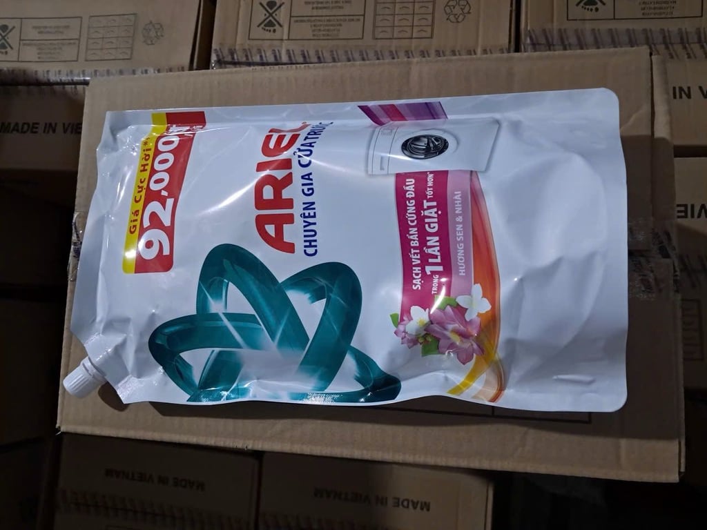 NƯỚC GIẶT XẢ ARIEL HƯƠNG SEN NHÀI VÀ HƯƠNG DOWNY túi 1.45kg