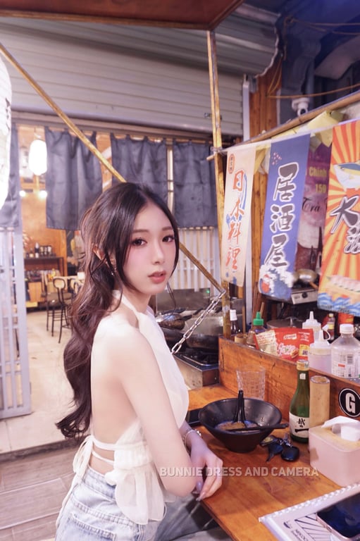 Áo yếm hở lưng màu kem