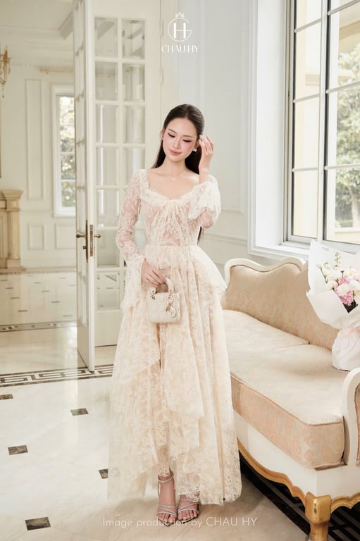 Đầm ren tay dài loe