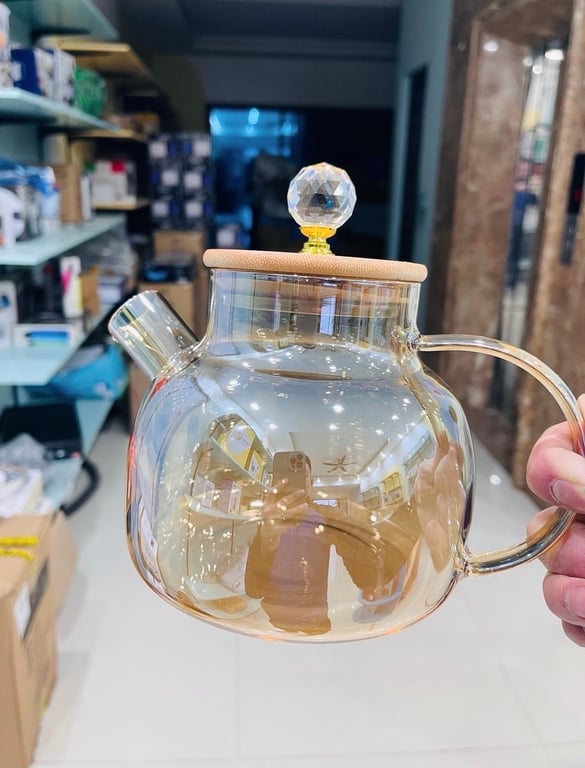 Bình này là thuỷ tinh chịu nhiệt, đun đc trên bếp.