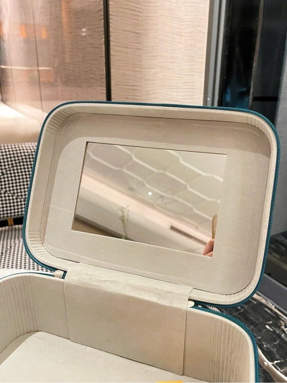 Hộp đựng đồ trang điểm la mer