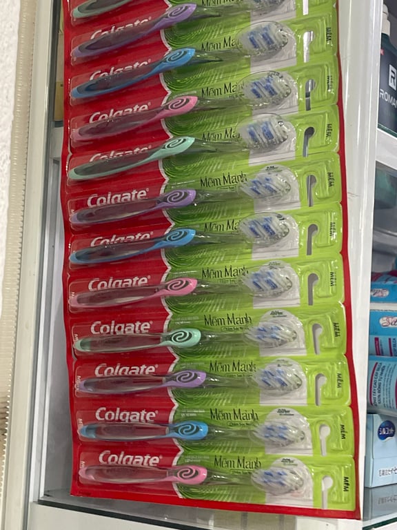 Bàn chải Colgate cán trong lố/ 12 cây