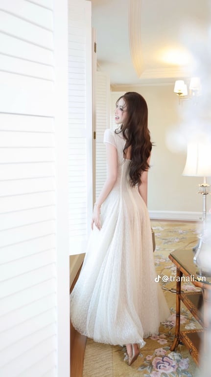 Trân Ali - Váy kem cổ V ren lưới - 2 size S M