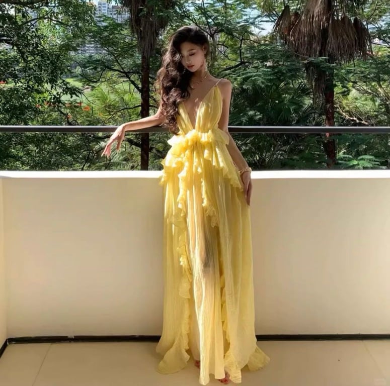 Maxi vàng hở lưng - DT263