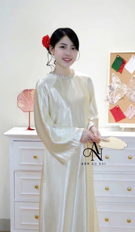 Áo dài lụa cổ đính đá