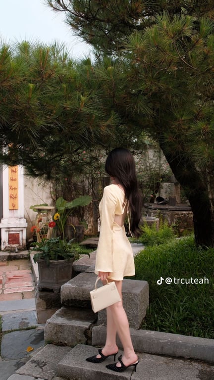 Váy lụa vàng hở lưng