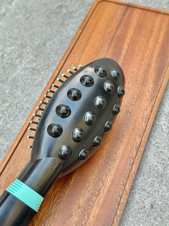 LƯỢC CHẢI MASSAGE ĐA NĂNG RELAFY (DÙNG PIN)😘