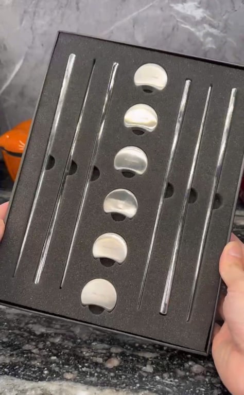 Set 6 đôi đũa kèm gác đũa inox hình vầng trăng (2 màu vàng – bạc)