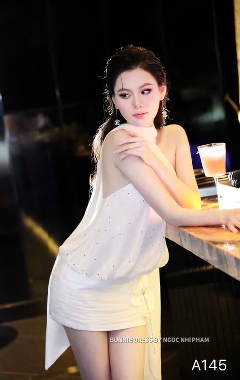 A145- yếm đính đá