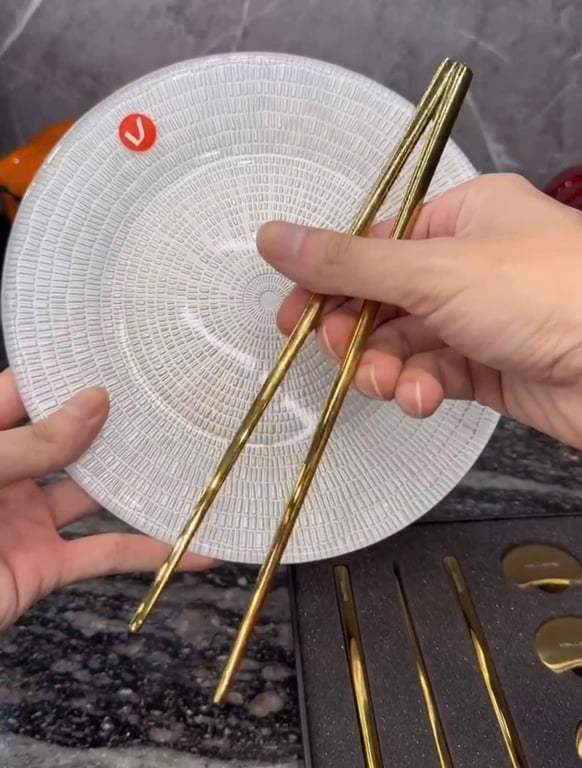 Set 6 đôi đũa kèm gác đũa inox hình vầng trăng (2 màu vàng – bạc)