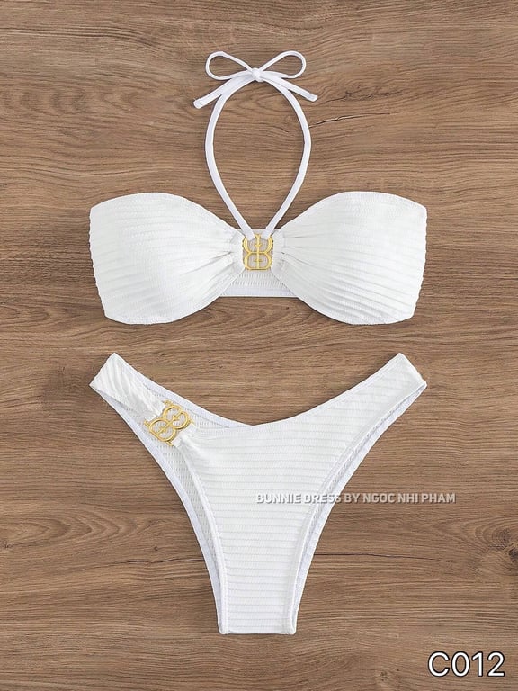 C012- bikini trắng khuy chữ vàng