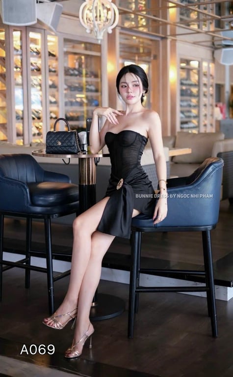 A069- váy đen lụa cúp ngực