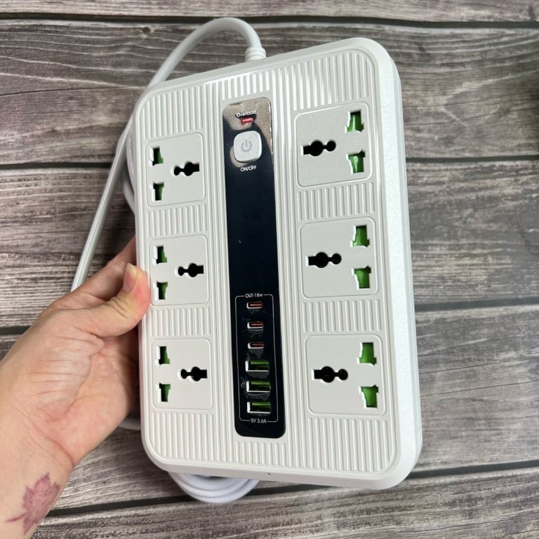 Ổ điện đa năng 6 ổ cắm lại còn cộng thêm 3 cổng USb, có luôn 3 cổng type - c sạc nhanh 18W