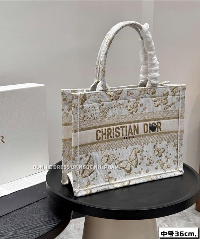 Dior Tote hoạ tiết bướm