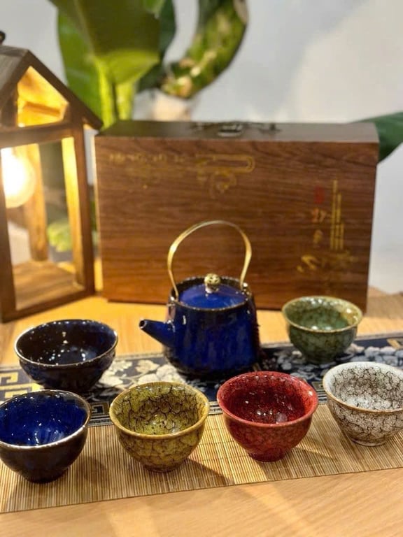 Bộ ấm chén ngũ hành phong thuỷ kèm hộp gỗ .