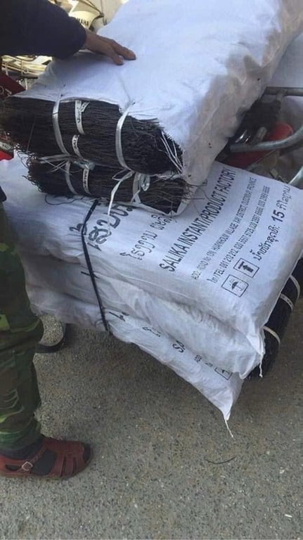 Miến dong đen Lào